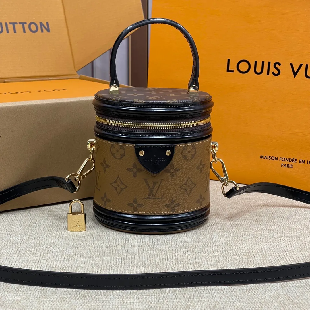 [Upgraded version] P500🐶 (Small size) Upgraded version. M43986🐶 Comes with a full set of packaging ❣️VANITY Handbag Drawing on the shape of the long-standing LV Cannes makeup case, women's art director Nicolas Ghesquière recreates the classic charm of the past with this semi-rigid handbag. Small size, Monogram and Monogram Reverse coated canvas mixed fabric, full of traditional Louis Vuitton design, very elegant. Features a top handle and removable leather shoulder strap for multiple carrying options. Size: 13*12*14