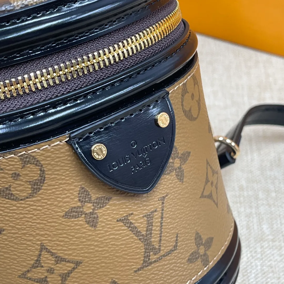 [Upgraded version] P500🐶 (Small size) Upgraded version. M43986🐶 Comes with a full set of packaging ❣️VANITY Handbag Drawing on the shape of the long-standing LV Cannes makeup case, women's art director Nicolas Ghesquière recreates the classic charm of the past with this semi-rigid handbag. Small size, Monogram and Monogram Reverse coated canvas mixed fabric, full of traditional Louis Vuitton design, very elegant. Features a top handle and removable leather shoulder strap for multiple carrying options. Size: 13*12*14