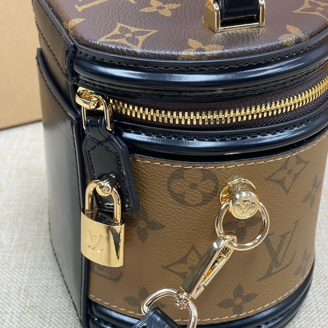 [Upgraded version] P500🐶 (Small size) Upgraded version. M43986🐶 Comes with a full set of packaging ❣️VANITY Handbag Drawing on the shape of the long-standing LV Cannes makeup case, women's art director Nicolas Ghesquière recreates the classic charm of the past with this semi-rigid handbag. Small size, Monogram and Monogram Reverse coated canvas mixed fabric, full of traditional Louis Vuitton design, very elegant. Features a top handle and removable leather shoulder strap for multiple carrying options. Size: 13*12*14