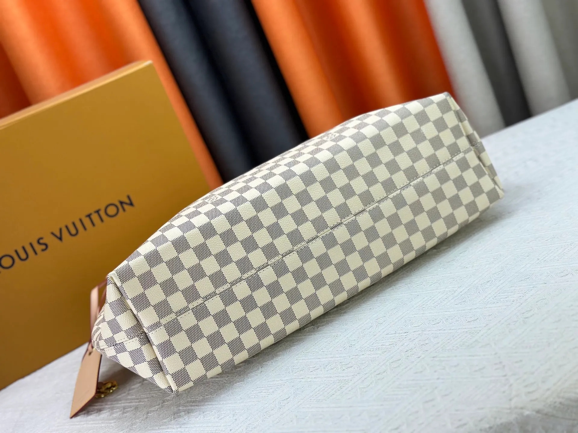 P300 upgrades the original M25877 Again bag, a new interpretation of the iconic Artsy design first launched in 2010, now more flexible, more iconic and more refined. Rooted in LV’s DNA, this bag pays homage to Louis Vuitton’s craftsmanship with its classic Monogram canvas base, hand-woven handles and customizable name tag. It's spacious enough to hold a laptop and opens to reveal multiple pockets. Gold hooks can be used to hang playful accessories! ! Size:50x30x15.5CM