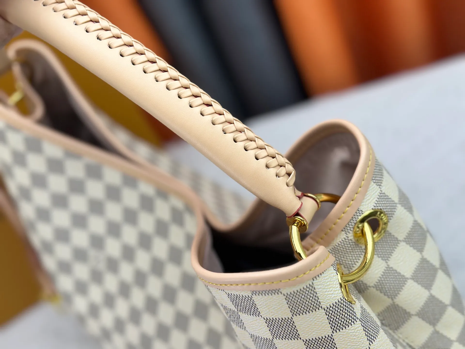 P300 upgrades the original M25877 Again bag, a new interpretation of the iconic Artsy design first launched in 2010, now more flexible, more iconic and more refined. Rooted in LV’s DNA, this bag pays homage to Louis Vuitton’s craftsmanship with its classic Monogram canvas base, hand-woven handles and customizable name tag. It's spacious enough to hold a laptop and opens to reveal multiple pockets. Gold hooks can be used to hang playful accessories! ! Size:50x30x15.5CM