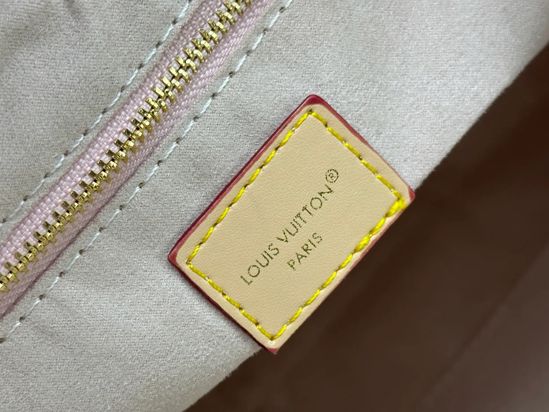 P300 upgrades the original M25877 Again bag, a new interpretation of the iconic Artsy design first launched in 2010, now more flexible, more iconic and more refined. Rooted in LV’s DNA, this bag pays homage to Louis Vuitton’s craftsmanship with its classic Monogram canvas base, hand-woven handles and customizable name tag. It's spacious enough to hold a laptop and opens to reveal multiple pockets. Gold hooks can be used to hang playful accessories! ! Size:50x30x15.5CM
