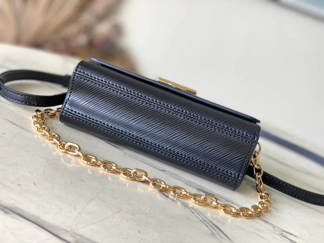 💰1160 (first-grain leather) top original order M83077 black water ripple twist series M83593 New Twist West pouch Handbag This grained Epi leather Twist West pouch is suitable for all occasions, allowing you to carry your essentials elegantly. She revisits the iconic Twist bag with a slim rectangular silhouette, accented by an adjustable shoulder strap and chain, both of which are removable. Its flaps close thanks to the collection's characteristic Twist buckle. 19 x 10.5 x 6.5 cm