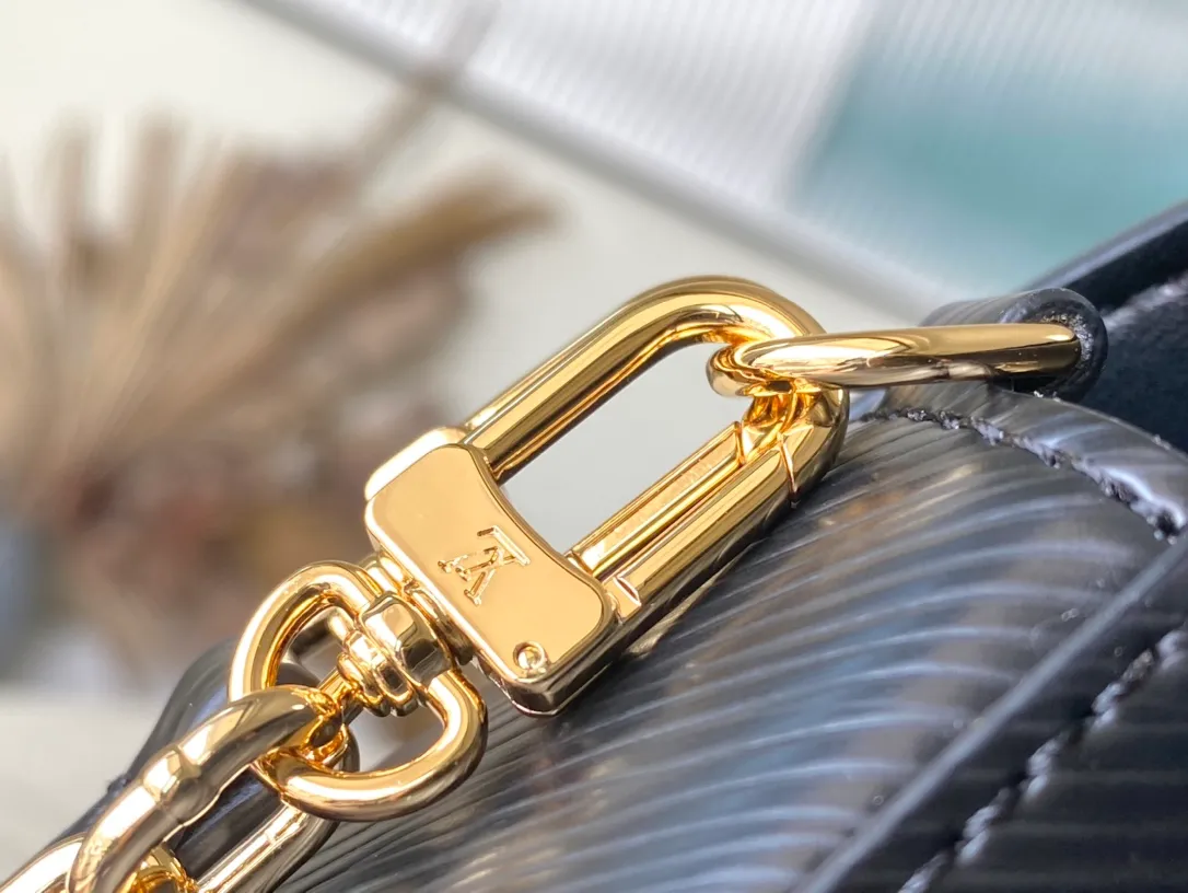 💰1160 (first-grain leather) top original order M83077 black water ripple twist series M83593 New Twist West pouch Handbag This grained Epi leather Twist West pouch is suitable for all occasions, allowing you to carry your essentials elegantly. She revisits the iconic Twist bag with a slim rectangular silhouette, accented by an adjustable shoulder strap and chain, both of which are removable. Its flaps close thanks to the collection's characteristic Twist buckle. 19 x 10.5 x 6.5 cm