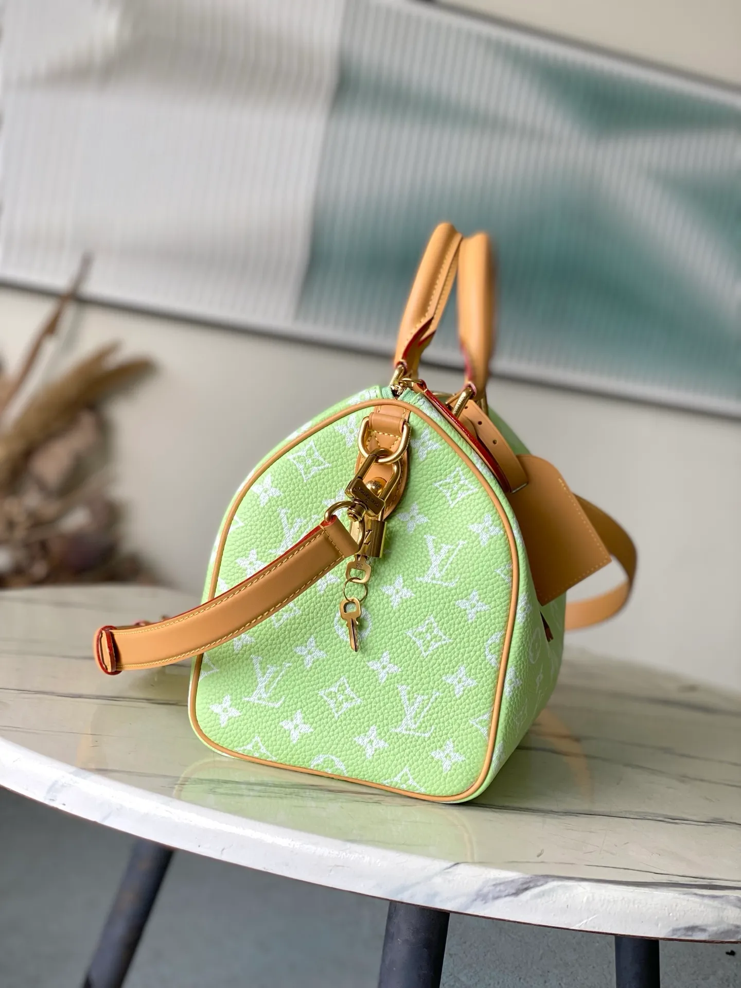 💰1840 (top layer leather) top original order M24435 pink This Speedy Bandoulière 30 Monogram Leather handbag is made of soft cow leather, with the Monogram pattern to reproduce the elegant look and feel of canvas printing. Dazzling metal hardware, sheepskin lining and nameplate all reflect Creative Director Pharrell Williams' relentless attention to detail. 30 x 17 x 21 cm (length x height x width)
