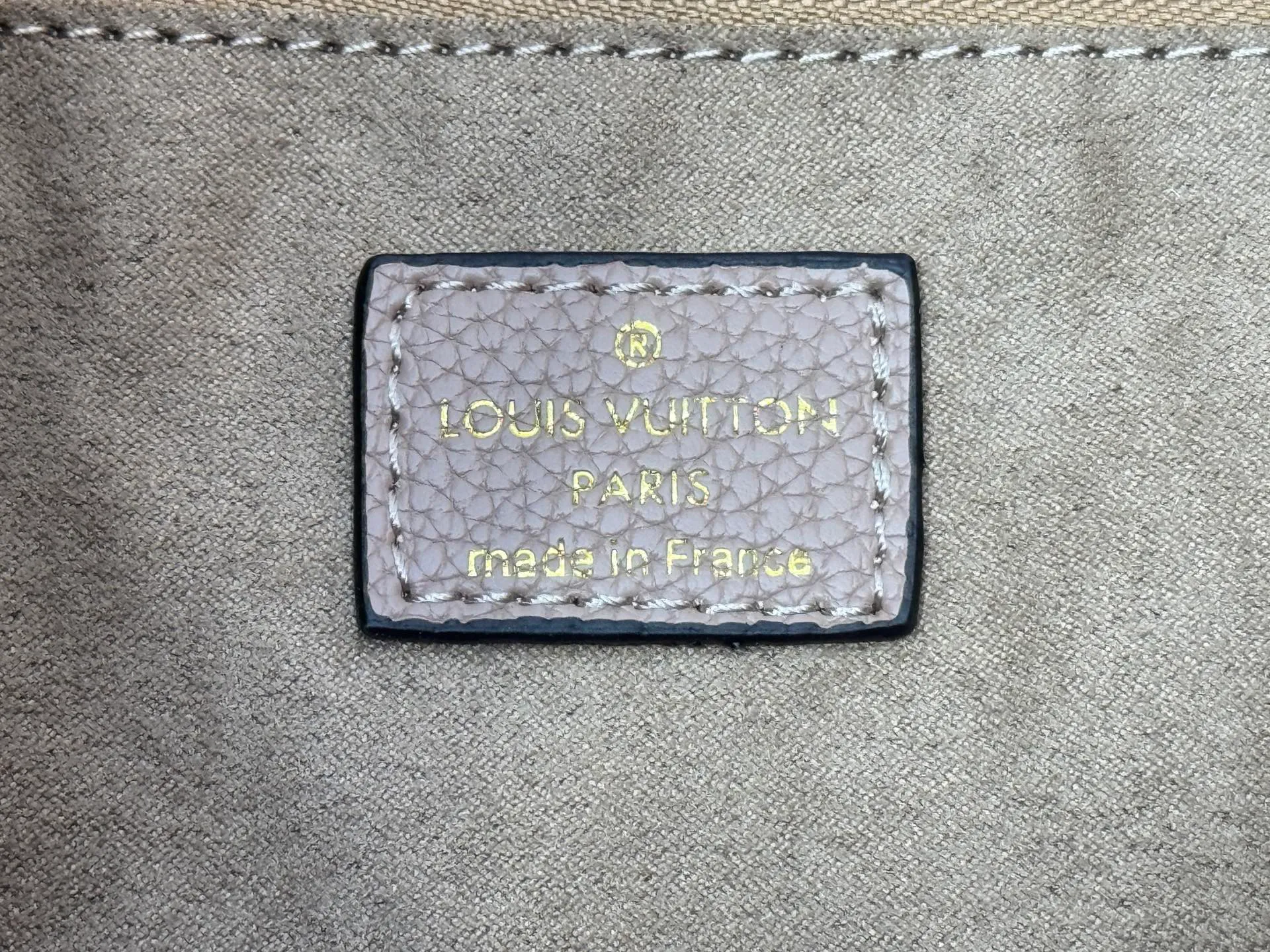 P200 Upgraded original M45685 gray embossed M45686 M40995 full leather embossed shopping bag series Neverfull medium handbag This Neverfull medium handbag is made of Monogram Emeinte grain leather, with microfiber lining and metal parts. Tighten or loosen the side ties for a smart or relaxed look. The zippered inner bag can be removed for separate use. Detailed features 31 x 28 x 14 cm (length x height x width)