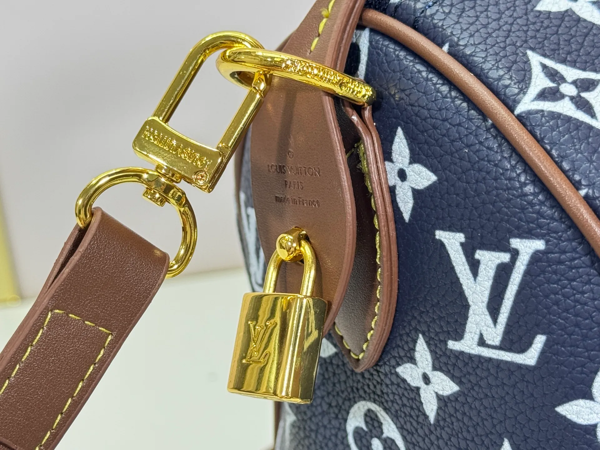 P280 Upgraded original M15278 M24441 M24424 This Speedy Bandoulière 25 Monogram Leather handbag is made of soft cow leather and uses Monogram patterns to reproduce the elegant look and feel of canvas printing. Dazzling metal hardware, sheepskin lining and nameplate all reflect Creative Director Pharrell Williams' relentless attention to detail. 25 x 15 x 15 cm (length x height x width)