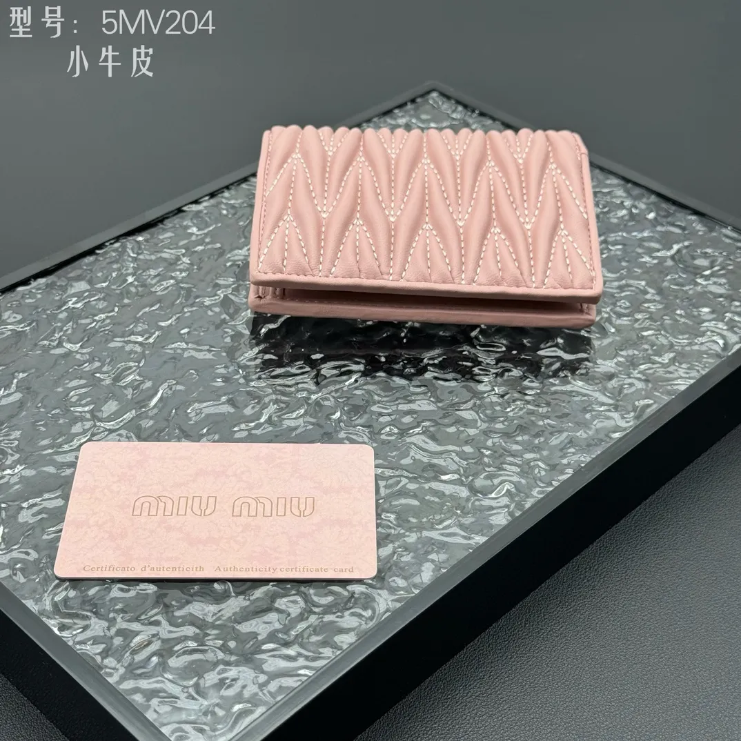 💰160 💎Upgraded original # (quality is comparable to the original) New version of pocket wallet, two-layer cowhide, built-in small sachet 💗pocket wallet💗New small wallet at the counter🔥💃💃Imported top-grade cowhide inside and outside 🐮Hundred-yuan bills, bank cards, coins, and change can be collected in it Model: 5MV204 Size: 11.5 X8 cm