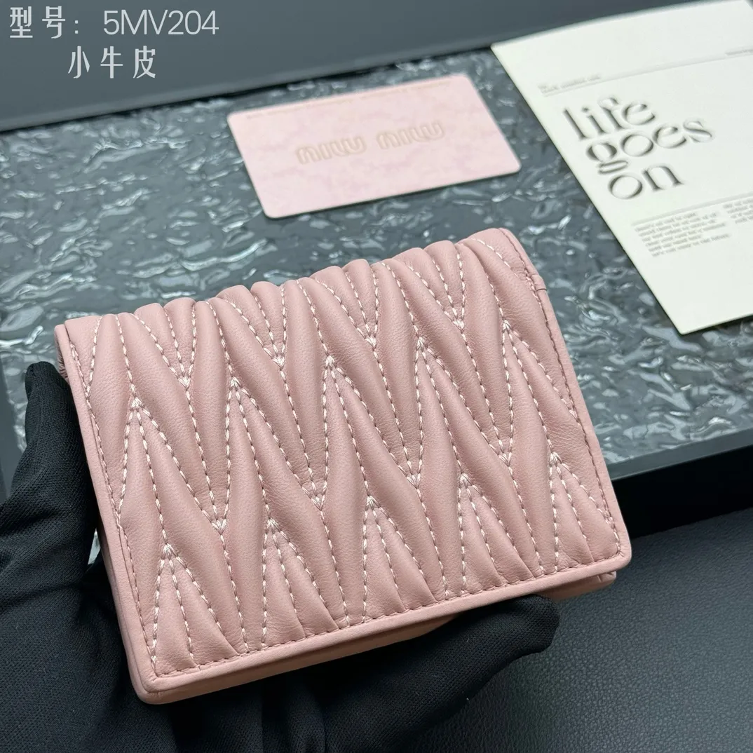 💰160 💎Upgraded original # (quality is comparable to the original) New version of pocket wallet, two-layer cowhide, built-in small sachet 💗pocket wallet💗New small wallet at the counter🔥💃💃Imported top-grade cowhide inside and outside 🐮Hundred-yuan bills, bank cards, coins, and change can be collected in it Model: 5MV204 Size: 11.5 X8 cm