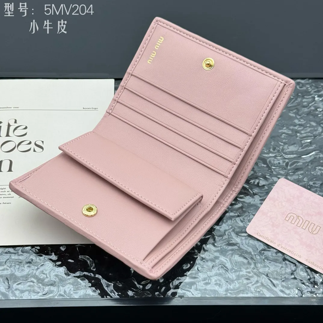 💰160 💎Upgraded original # (quality is comparable to the original) New version of pocket wallet, two-layer cowhide, built-in small sachet 💗pocket wallet💗New small wallet at the counter🔥💃💃Imported top-grade cowhide inside and outside 🐮Hundred-yuan bills, bank cards, coins, and change can be collected in it Model: 5MV204 Size: 11.5 X8 cm