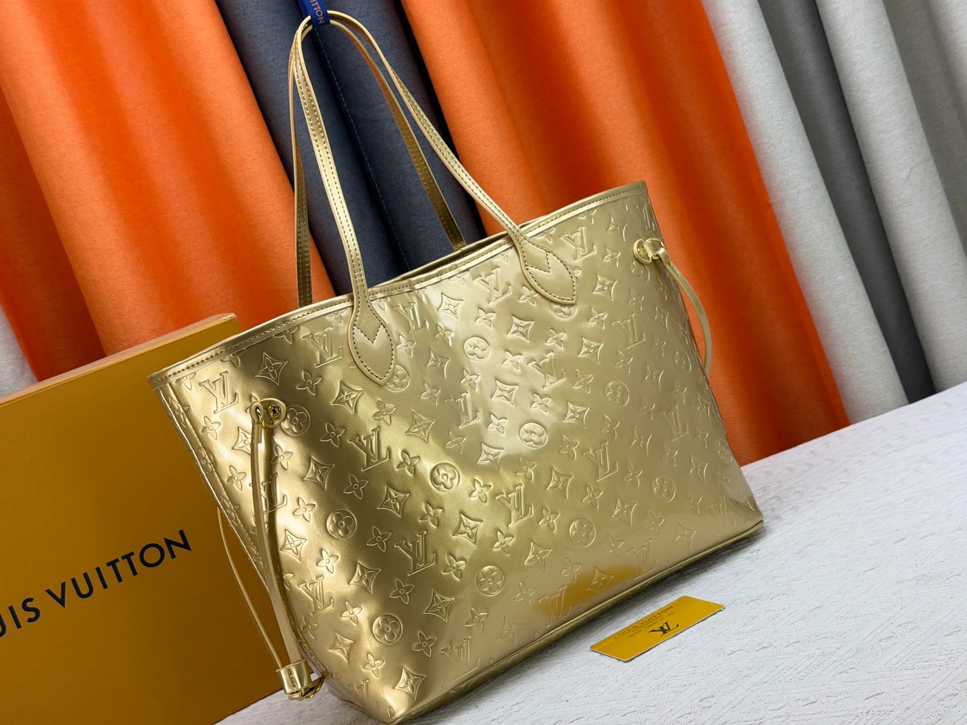 P260 M45685 M40995 Upgraded original, gold, silver NEVERFULL medium handbag Neverfull classic handbag, explore the exquisite details inside the bag. The redesigned interior pockets feature a fresh fabric lining, especially the detachable zippered clutch, which can be used alone as a sophisticated clutch or as an additional pocket. Bright lining tones add a more lively feel to Monogram's classic canvas. Detailed features 31 x 28 x 14 cm (Length x Height x Width) Redesigned interior pocket with details inspired by the Louis Vuitton archives Pocket lined with linen fabric Removable zipped clutch with tonal interior pocket Natural cowhide leather trim Shiny gold-tone hardware Handles: Double handle