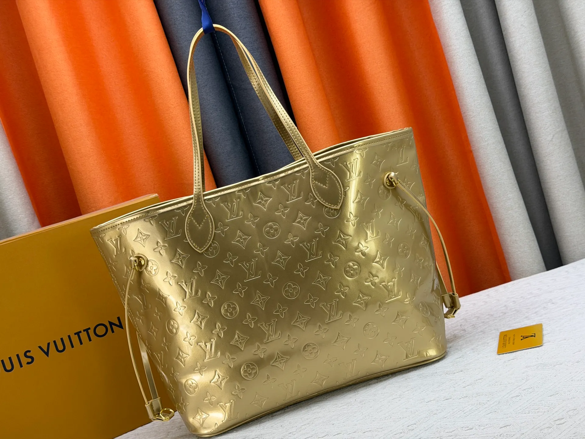 P260 M45685 M40995 Upgraded original, gold, silver NEVERFULL medium handbag Neverfull classic handbag, explore the exquisite details inside the bag. The redesigned interior pockets feature a fresh fabric lining, especially the detachable zippered clutch, which can be used alone as a sophisticated clutch or as an additional pocket. Bright lining tones add a more lively feel to Monogram's classic canvas. Detailed features 31 x 28 x 14 cm (Length x Height x Width) Redesigned interior pocket with details inspired by the Louis Vuitton archives Pocket lined with linen fabric Removable zipped clutch with tonal interior pocket Natural cowhide leather trim Shiny gold-tone hardware Handles: Double handle