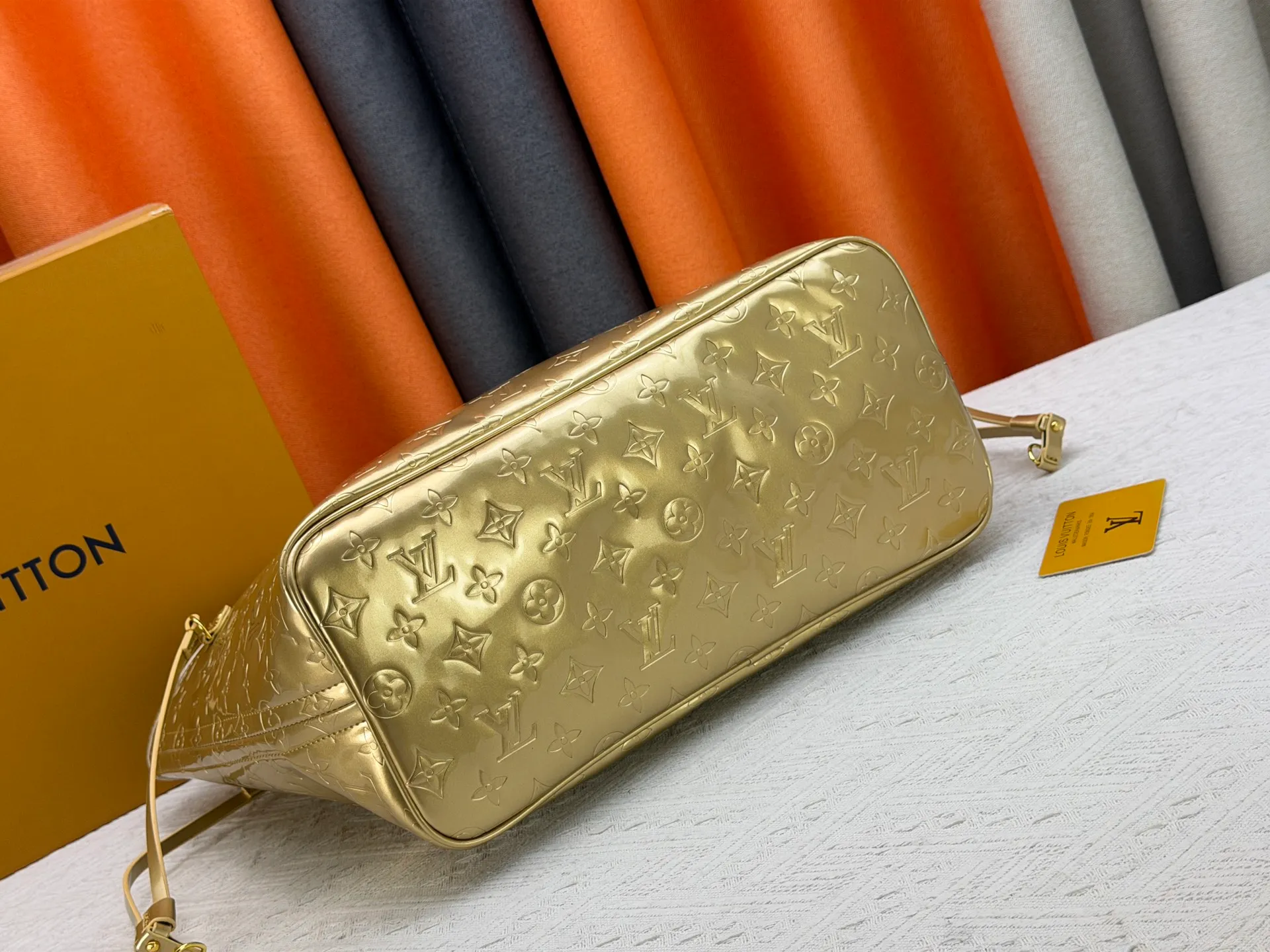 P260 M45685 M40995 Upgraded original, gold, silver NEVERFULL medium handbag Neverfull classic handbag, explore the exquisite details inside the bag. The redesigned interior pockets feature a fresh fabric lining, especially the detachable zippered clutch, which can be used alone as a sophisticated clutch or as an additional pocket. Bright lining tones add a more lively feel to Monogram's classic canvas. Detailed features 31 x 28 x 14 cm (Length x Height x Width) Redesigned interior pocket with details inspired by the Louis Vuitton archives Pocket lined with linen fabric Removable zipped clutch with tonal interior pocket Natural cowhide leather trim Shiny gold-tone hardware Handles: Double handle
