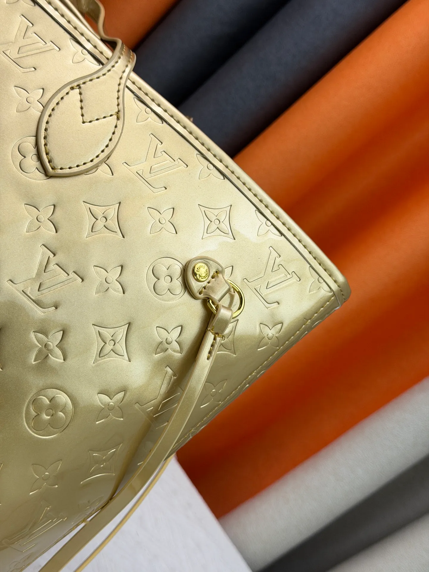 P260 M45685 M40995 Upgraded original, gold, silver NEVERFULL medium handbag Neverfull classic handbag, explore the exquisite details inside the bag. The redesigned interior pockets feature a fresh fabric lining, especially the detachable zippered clutch, which can be used alone as a sophisticated clutch or as an additional pocket. Bright lining tones add a more lively feel to Monogram's classic canvas. Detailed features 31 x 28 x 14 cm (Length x Height x Width) Redesigned interior pocket with details inspired by the Louis Vuitton archives Pocket lined with linen fabric Removable zipped clutch with tonal interior pocket Natural cowhide leather trim Shiny gold-tone hardware Handles: Double handle
