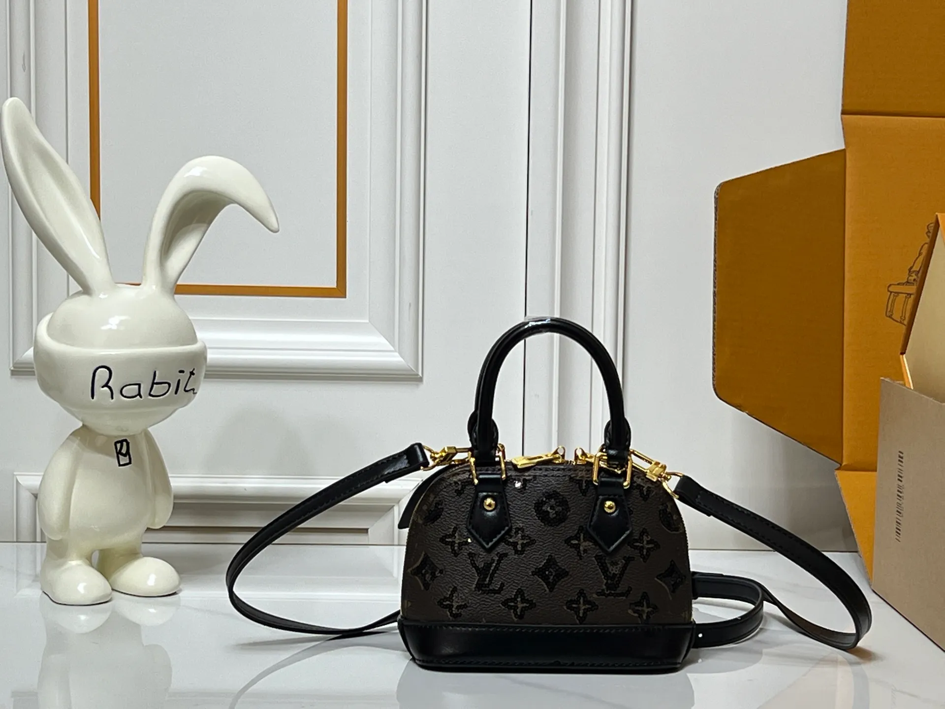 ￥340 ¥320 LV new shell bag, very high-end, salty or sweet, ultimate beauty, upgraded version of ALMA BB handbag model number M01917 53152 graffiti, the original top-quality presbyopia originated from the Louis Vuitton Alma handbag in 1934. Over time, it has gradually evolved from a square-cornered travel bag in shape to today's representative of elegant women's handbags. This mini bag in Monogram canvas easily holds keys, wallet, cell phone, lipstick and more. The Alma BB bag has a strap that adjusts the bag to waist or hip height for lightweight cross-body wear. Comes with counter gift box packaging 🎁 Size: 25 x 19 x 12 cm small size 20×17×10