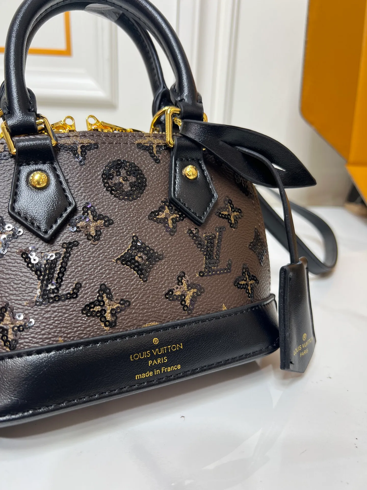 ￥340 ¥320 LV new shell bag, very high-end, salty or sweet, ultimate beauty, upgraded version of ALMA BB handbag model number M01917 53152 graffiti, the original top-quality presbyopia originated from the Louis Vuitton Alma handbag in 1934. Over time, it has gradually evolved from a square-cornered travel bag in shape to today's representative of elegant women's handbags. This mini bag in Monogram canvas easily holds keys, wallet, cell phone, lipstick and more. The Alma BB bag has a strap that adjusts the bag to waist or hip height for lightweight cross-body wear. Comes with counter gift box packaging 🎁 Size: 25 x 19 x 12 cm small size 20×17×10