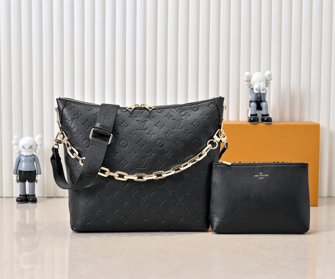 Batch 280💰Upgraded original M12068 M12071 M12072 This new Coussin series of hobo bags combines fashion and functionality, and combines the series’ iconic design elements. The bag is made of smooth cotton-paved leather and is embossed with the brand's Monogram pattern. The signature thick chain strap is accented with gold-tone hardware, while the wide detachable textile shoulder strap allows you to carry it in different ways. This versatile style is large enough to hold a laptop and features a removable zip pocket. Dimensions: 38x33x10 cm