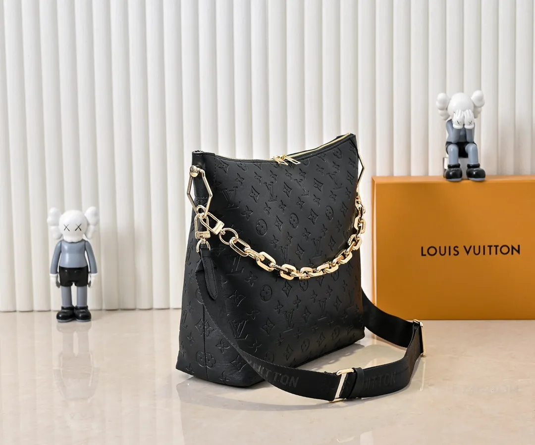 Batch 280💰Upgraded original M12068 M12071 M12072 This new Coussin series of hobo bags combines fashion and functionality, and combines the series’ iconic design elements. The bag is made of smooth cotton-paved leather and is embossed with the brand's Monogram pattern. The signature thick chain strap is accented with gold-tone hardware, while the wide detachable textile shoulder strap allows you to carry it in different ways. This versatile style is large enough to hold a laptop and features a removable zip pocket. Dimensions: 38x33x10 cm