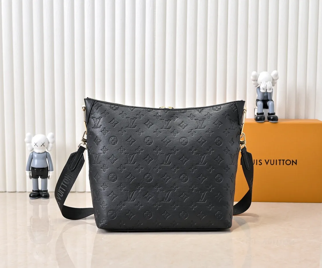 Batch 280💰Upgraded original M12068 M12071 M12072 This new Coussin series of hobo bags combines fashion and functionality, and combines the series’ iconic design elements. The bag is made of smooth cotton-paved leather and is embossed with the brand's Monogram pattern. The signature thick chain strap is accented with gold-tone hardware, while the wide detachable textile shoulder strap allows you to carry it in different ways. This versatile style is large enough to hold a laptop and features a removable zip pocket. Dimensions: 38x33x10 cm