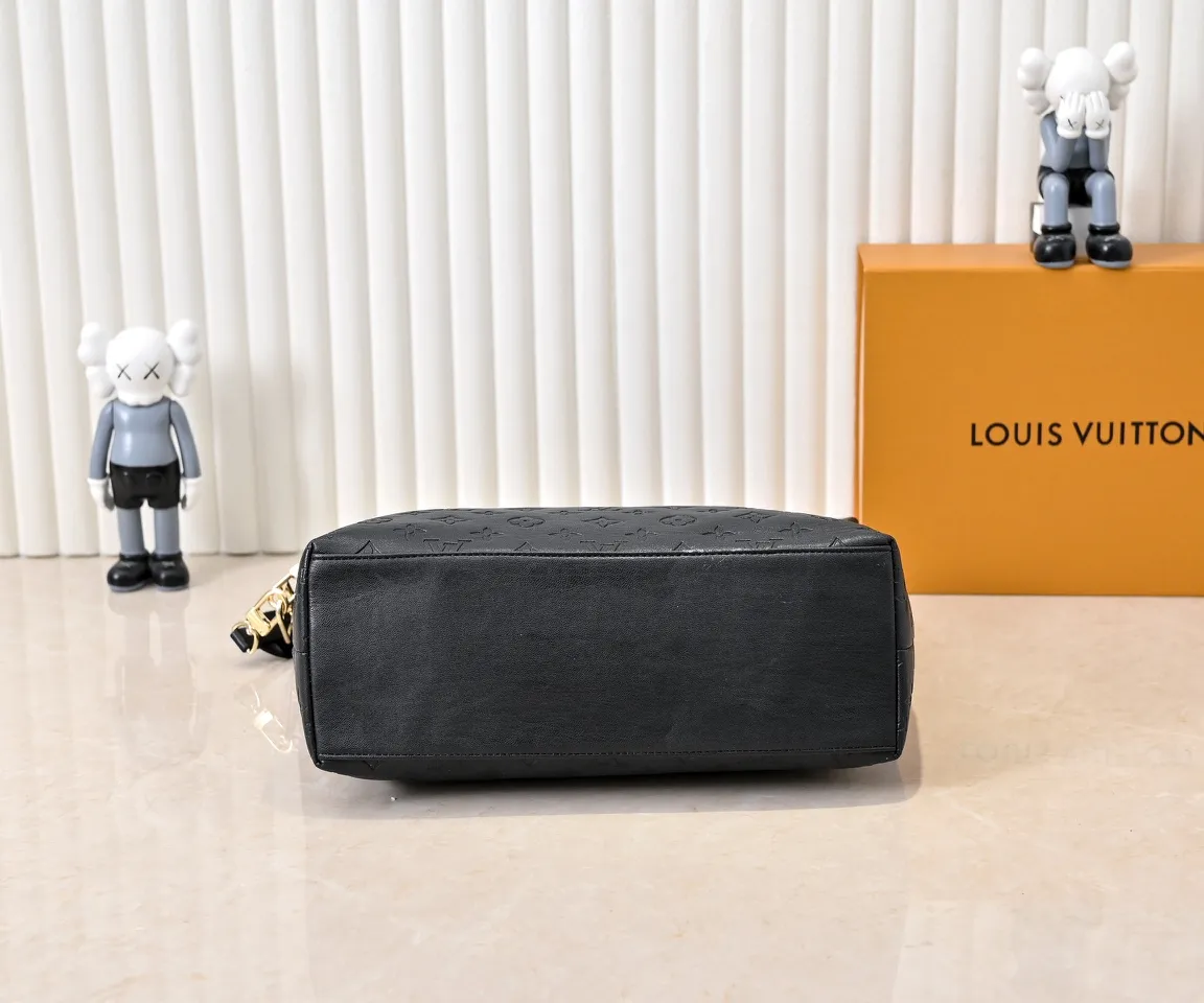 Batch 280💰Upgraded original M12068 M12071 M12072 This new Coussin series of hobo bags combines fashion and functionality, and combines the series’ iconic design elements. The bag is made of smooth cotton-paved leather and is embossed with the brand's Monogram pattern. The signature thick chain strap is accented with gold-tone hardware, while the wide detachable textile shoulder strap allows you to carry it in different ways. This versatile style is large enough to hold a laptop and features a removable zip pocket. Dimensions: 38x33x10 cm
