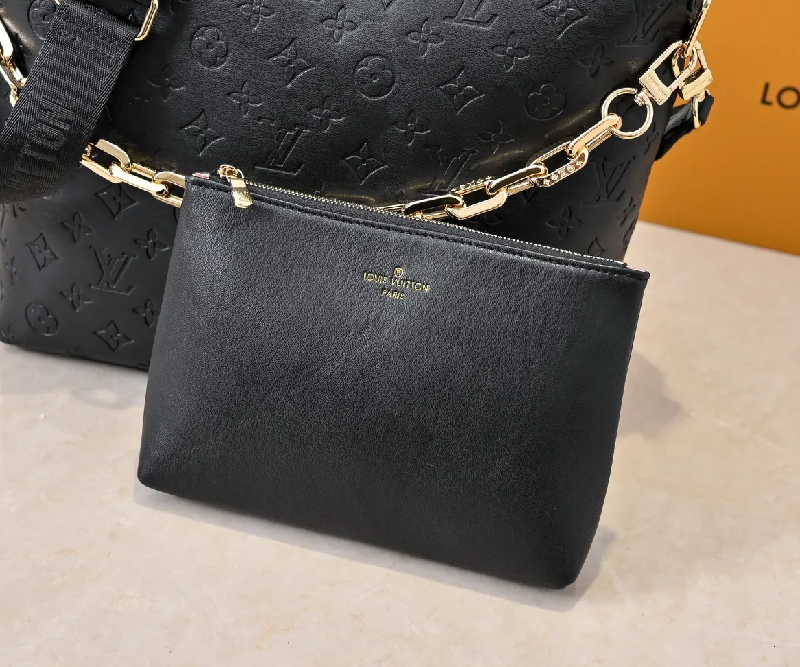 Batch 280💰Upgraded original M12068 M12071 M12072 This new Coussin series of hobo bags combines fashion and functionality, and combines the series’ iconic design elements. The bag is made of smooth cotton-paved leather and is embossed with the brand's Monogram pattern. The signature thick chain strap is accented with gold-tone hardware, while the wide detachable textile shoulder strap allows you to carry it in different ways. This versatile style is large enough to hold a laptop and features a removable zip pocket. Dimensions: 38x33x10 cm