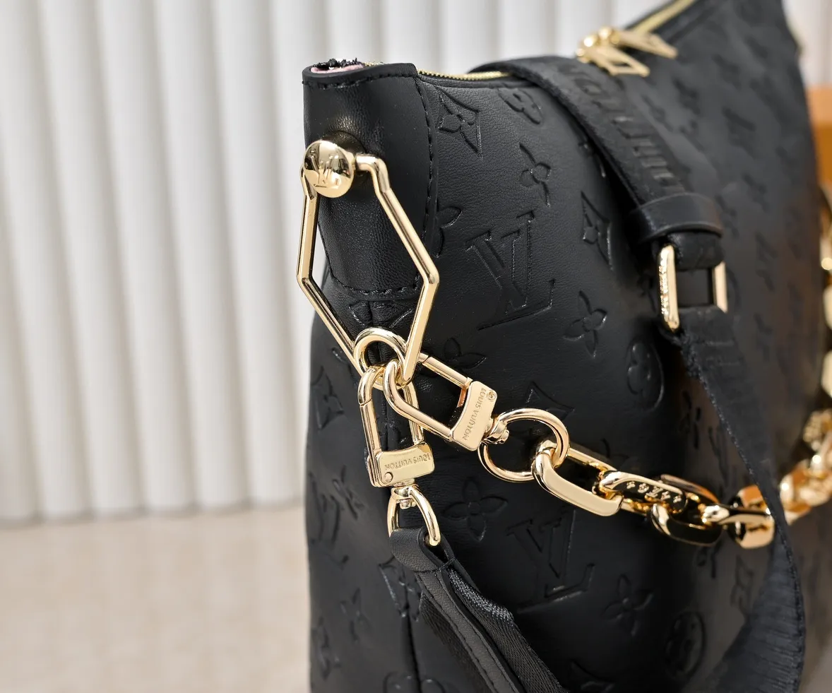Batch 280💰Upgraded original M12068 M12071 M12072 This new Coussin series of hobo bags combines fashion and functionality, and combines the series’ iconic design elements. The bag is made of smooth cotton-paved leather and is embossed with the brand's Monogram pattern. The signature thick chain strap is accented with gold-tone hardware, while the wide detachable textile shoulder strap allows you to carry it in different ways. This versatile style is large enough to hold a laptop and features a removable zip pocket. Dimensions: 38x33x10 cm