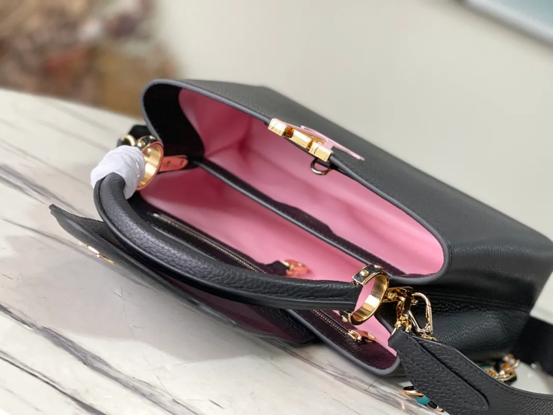 💰2760 (Special Grade Original Leather) M21641 Black Medium This Capucines medium handbag is made of Taurillon leather, with metal and resin links interlocking with each other, adding a fun carrying method in addition to the top handle and detachable wide shoulder strap. The signature flap of the Capucines collection is tucked in to reveal the logo. Dimensions: 31.5 x 20 x 11 cm