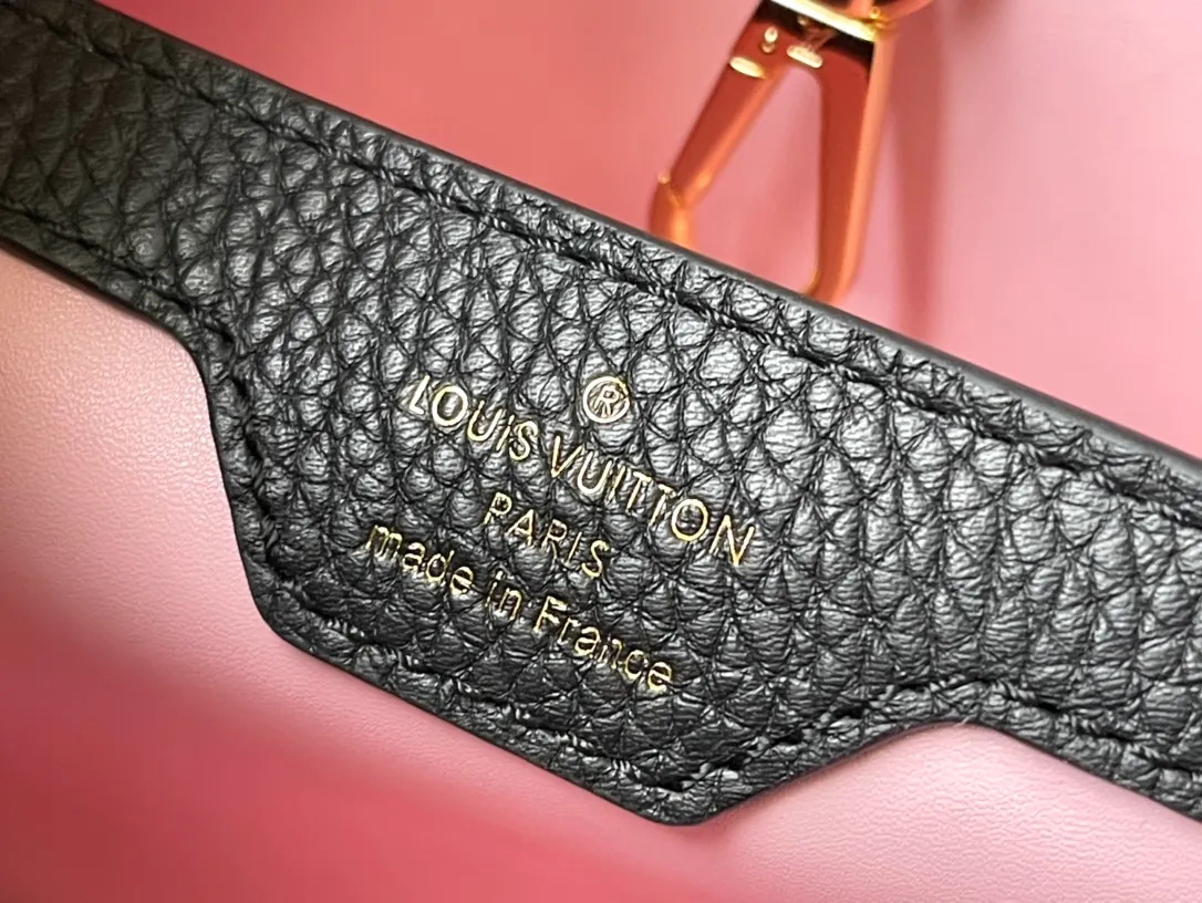 💰2760 (Special Grade Original Leather) M21641 Black Medium This Capucines medium handbag is made of Taurillon leather, with metal and resin links interlocking with each other, adding a fun carrying method in addition to the top handle and detachable wide shoulder strap. The signature flap of the Capucines collection is tucked in to reveal the logo. Dimensions: 31.5 x 20 x 11 cm