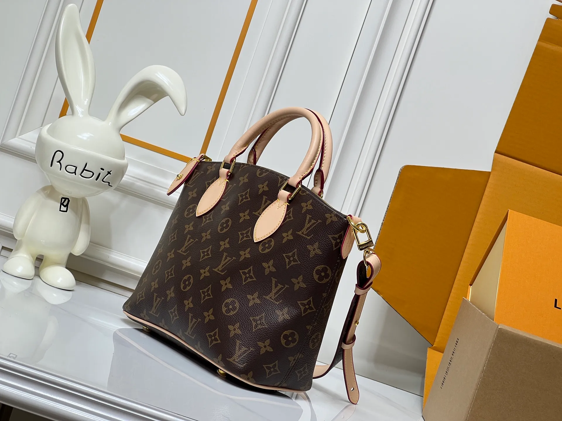 Batch 280💰Upgraded original M26494 M26532 This Lockit BB handbag draws inspiration from the Knick-Knack handbag in the 1960s and can be flexibly switched between multiple carrying methods. Monogram coated canvas with a curved upper edge and oval trim reflect the classic elements of the original design. The padlock opening and closing once again pays tribute to the brand's long heritage. Dimensions: 33 x 24 x 12 cm (length x height x width)