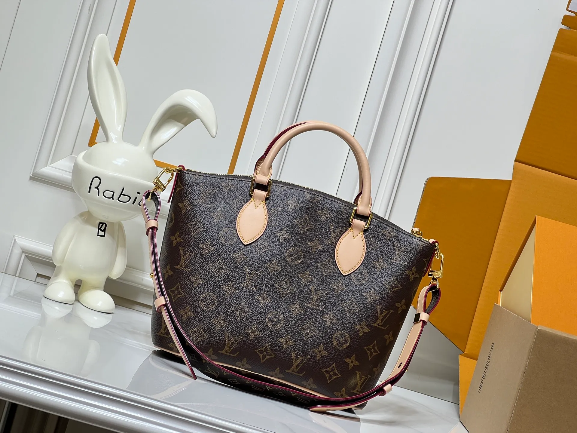 Batch 280💰Upgraded original M26494 M26532 This Lockit BB handbag draws inspiration from the Knick-Knack handbag in the 1960s and can be flexibly switched between multiple carrying methods. Monogram coated canvas with a curved upper edge and oval trim reflect the classic elements of the original design. The padlock opening and closing once again pays tribute to the brand's long heritage. Dimensions: 33 x 24 x 12 cm (length x height x width)