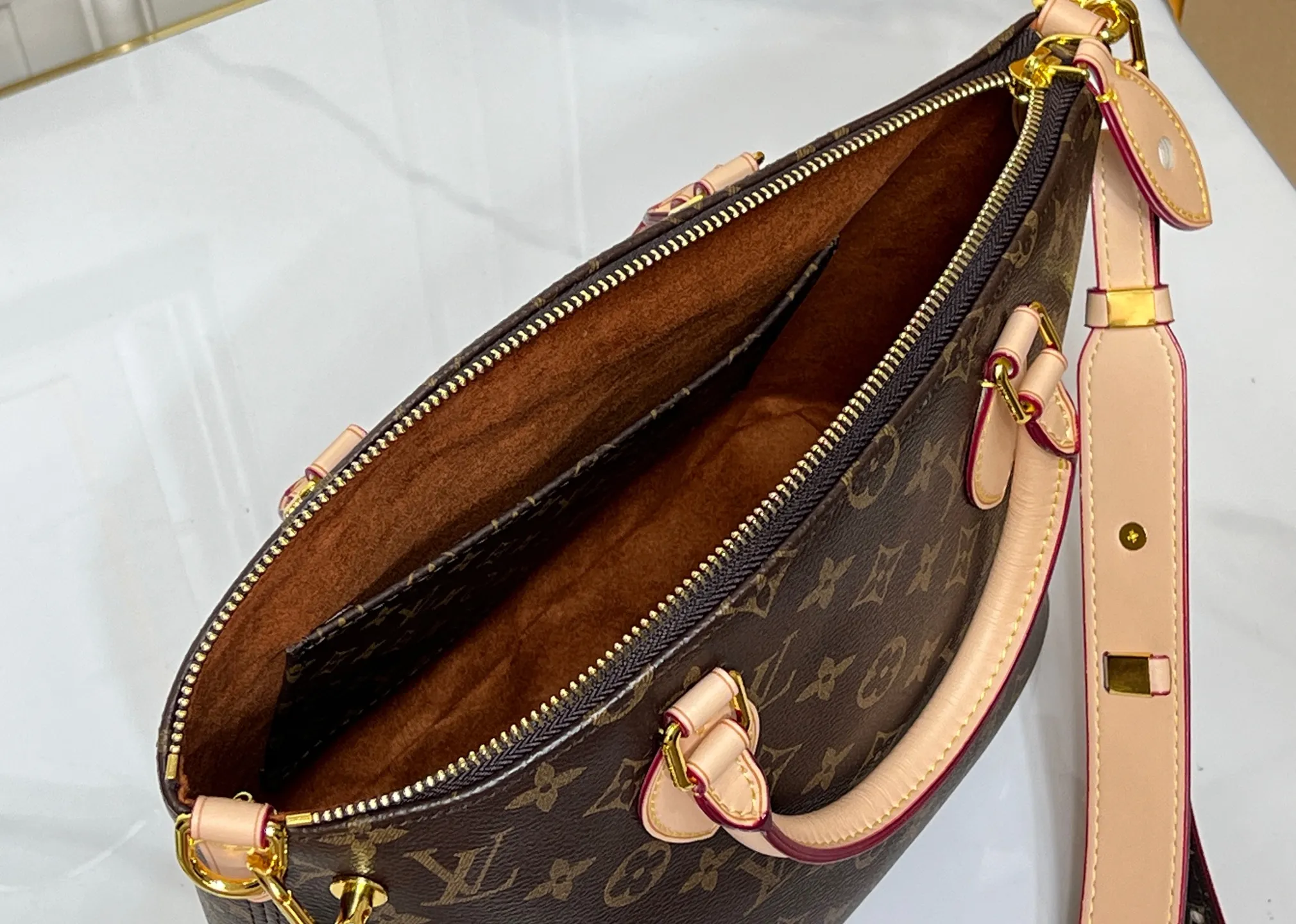 Batch 280💰Upgraded original M26494 M26532 This Lockit BB handbag draws inspiration from the Knick-Knack handbag in the 1960s and can be flexibly switched between multiple carrying methods. Monogram coated canvas with a curved upper edge and oval trim reflect the classic elements of the original design. The padlock opening and closing once again pays tribute to the brand's long heritage. Dimensions: 33 x 24 x 12 cm (length x height x width)