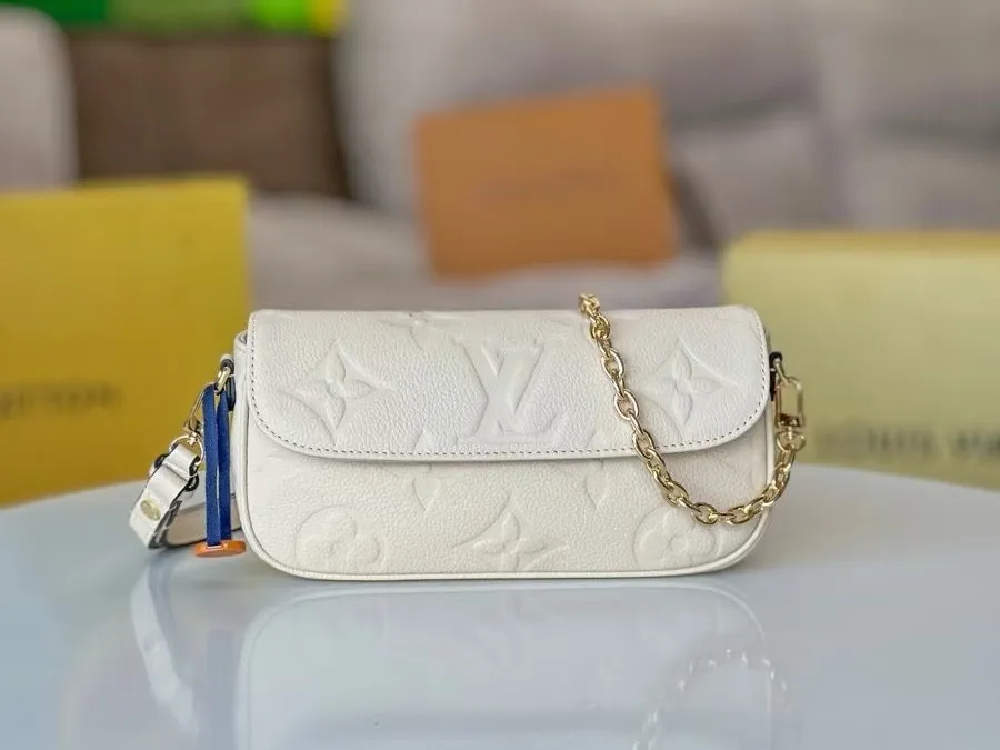 P200💰 M82154 black, M82210 white, M82211 khaki, LVYY armpit bag, this Wallet on Chain Ivy handbag is made of Monogram Empreinte grain leather, with a large Monogram pattern embossed on it. Carry it by hand or use the chain as a short shoulder strap, or attach the adjustable leather strap for a relaxed cross-body look. Suitable for day and night occasions. 23.5 x 12 x 4.3 cm (length x height x width)