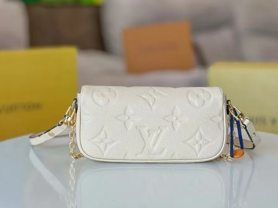 P200💰 M82154 black, M82210 white, M82211 khaki, LVYY armpit bag, this Wallet on Chain Ivy handbag is made of Monogram Empreinte grain leather, with a large Monogram pattern embossed on it. Carry it by hand or use the chain as a short shoulder strap, or attach the adjustable leather strap for a relaxed cross-body look. Suitable for day and night occasions. 23.5 x 12 x 4.3 cm (length x height x width)