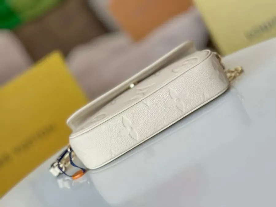 P200💰 M82154 black, M82210 white, M82211 khaki, LVYY armpit bag, this Wallet on Chain Ivy handbag is made of Monogram Empreinte grain leather, with a large Monogram pattern embossed on it. Carry it by hand or use the chain as a short shoulder strap, or attach the adjustable leather strap for a relaxed cross-body look. Suitable for day and night occasions. 23.5 x 12 x 4.3 cm (length x height x width)