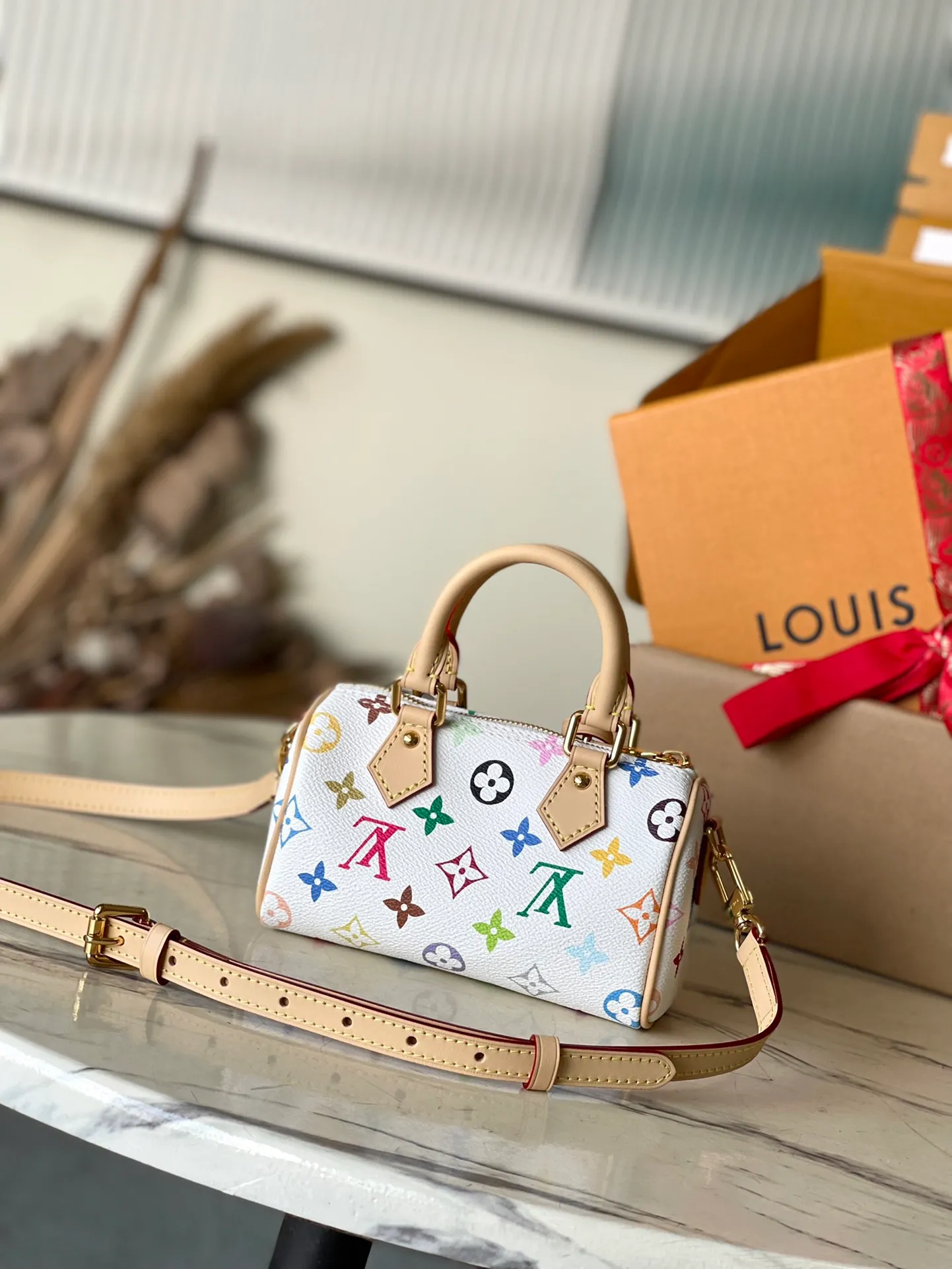 💰800 Top Original Order M13391 This Nano Speedy handbag is made of Monogram coated canvas and cow leather trim to create a delicate shape. It uses bright colors to interpret the smart style of the Louis Vuitton×Takashi Murakami reissue series. The Toron handle and dazzling padlock pay homage to the brand’s travel heritage, while the detachable and adjustable shoulder strap and chic LVxTM key bag complete the ensemble. Dimensions: 16 × 10 × 7.5 cm