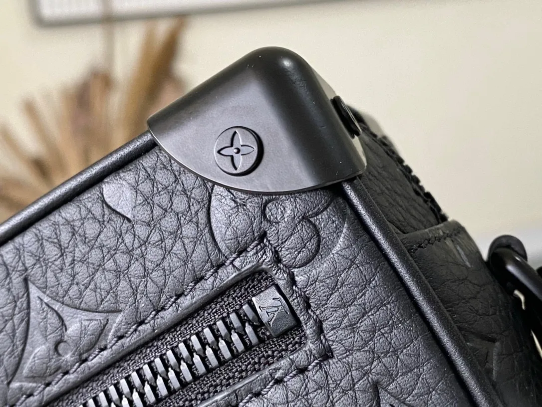 💰900 (first-grain leather) top original order M55702 black pebbled MINI SOFT TRUNK handbag, iconic Monogram print with contrasting resin chain strap, full leather embossed colorful chain small box with exquisite shape. This charming handbag has sharp edges and elegant connotation, showing a modern interpretation of the tradition of box making. The resin chain strap provides a variety of carrying options, which can be carried on the shoulder or in the hand. size 18.5x13x8cm