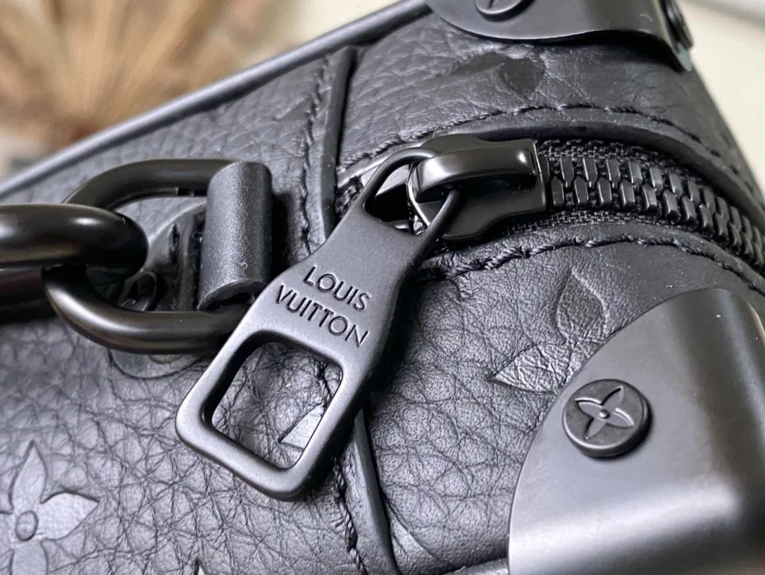 💰900 (first-grain leather) top original order M55702 black pebbled MINI SOFT TRUNK handbag, iconic Monogram print with contrasting resin chain strap, full leather embossed colorful chain small box with exquisite shape. This charming handbag has sharp edges and elegant connotation, showing a modern interpretation of the tradition of box making. The resin chain strap provides a variety of carrying options, which can be carried on the shoulder or in the hand. size 18.5x13x8cm