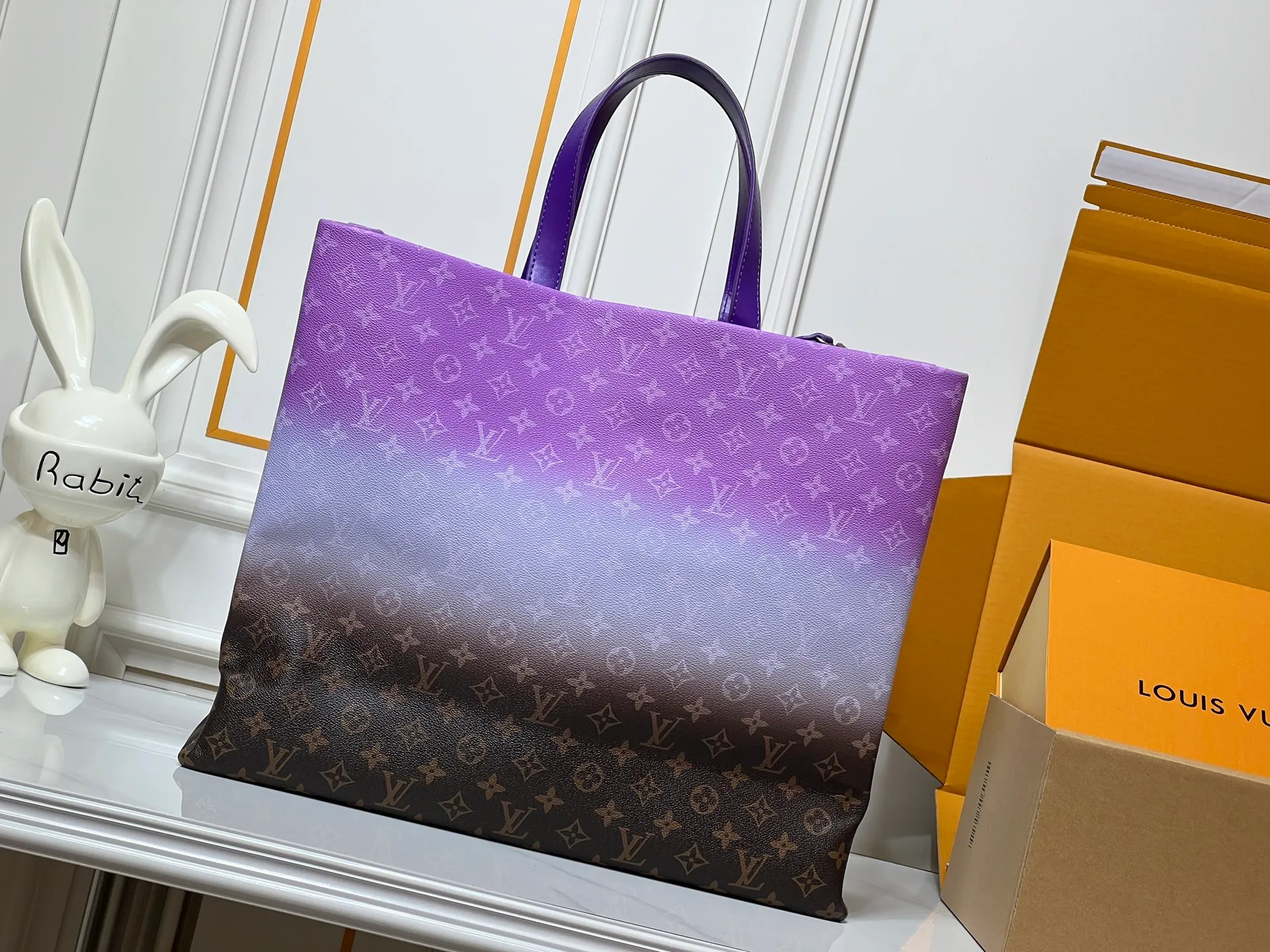 Batch 320💰M24457 Blue check Yellow check Gradient blue Presbyopic check Gradient purple Grass green Pink Black Orange Blue Green Gray Presbyopic check Black crocodile pattern Orange crocodile pattern This Shopper medium handbag draws inspiration from Louis Vuitton shopping bags, with Louis Vuitton and Maison Fondée En 1854 written on soft cow leather, with top handles and detachable shoulder straps. Dimensions: 42x34x16cm