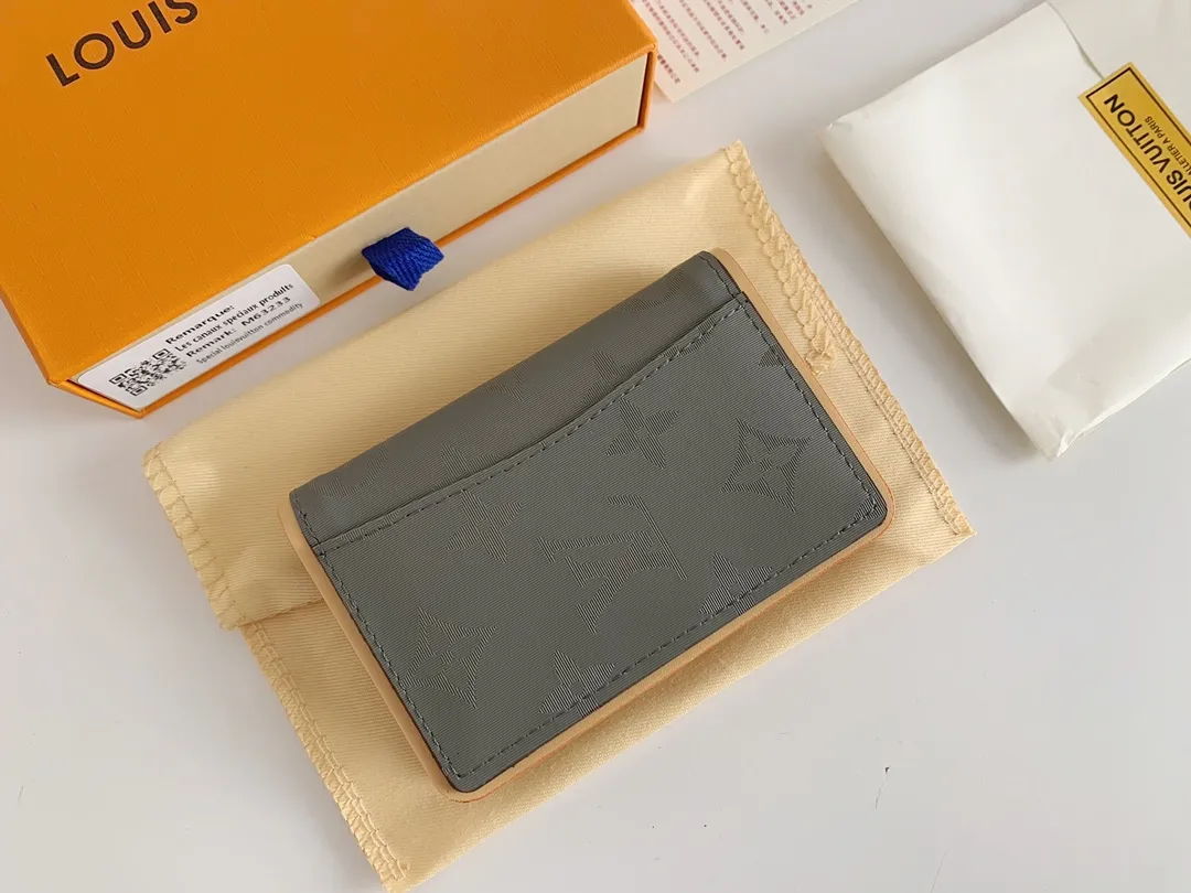 💰120 💎 The new Monogram Titanium gray canvas is inspired by space exploration and made its debut in the Louis Vuitton 2018-19 autumn and winter men's fashion show. A special edition pocket wallet made from this fabric has an extra compact appearance and a variety of interior pockets and credit card slots. Model: 63233 Dimensions: 8.0 x 11.0 x 1.0cm.
