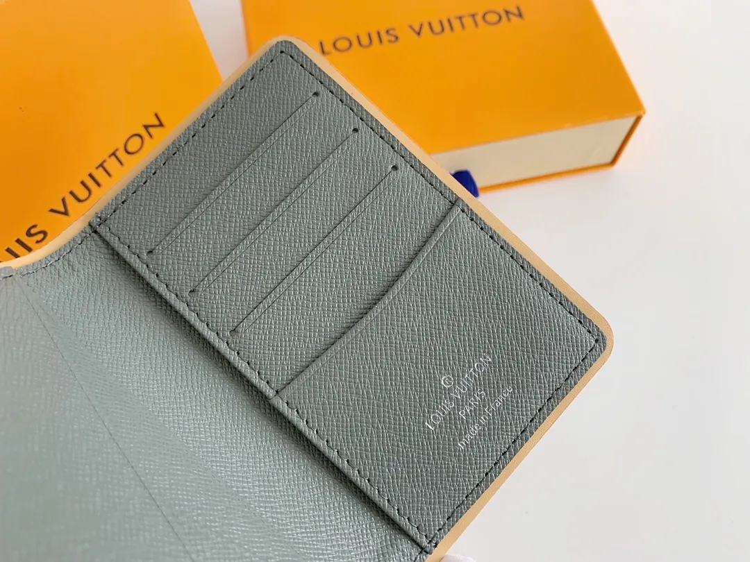 💰120 💎 The new Monogram Titanium gray canvas is inspired by space exploration and made its debut in the Louis Vuitton 2018-19 autumn and winter men's fashion show. A special edition pocket wallet made from this fabric has an extra compact appearance and a variety of interior pockets and credit card slots. Model: 63233 Dimensions: 8.0 x 11.0 x 1.0cm.