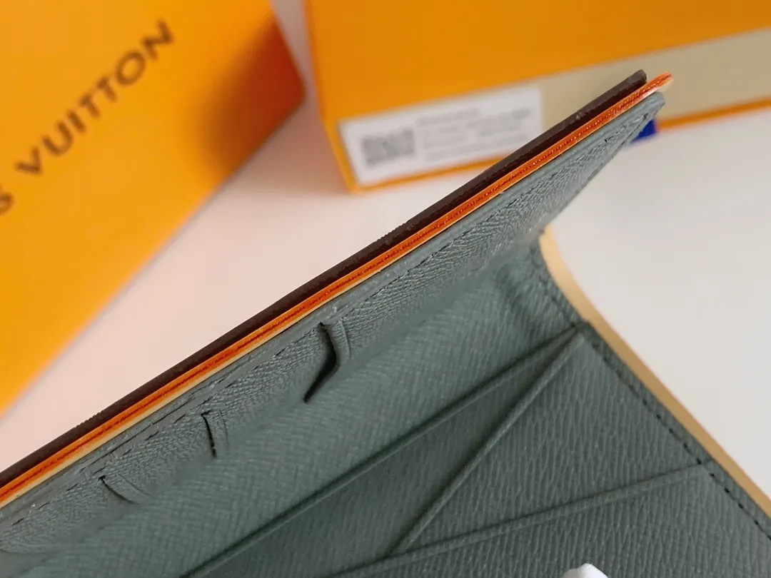 💰120 💎 The new Monogram Titanium gray canvas is inspired by space exploration and made its debut in the Louis Vuitton 2018-19 autumn and winter men's fashion show. A special edition pocket wallet made from this fabric has an extra compact appearance and a variety of interior pockets and credit card slots. Model: 63233 Dimensions: 8.0 x 11.0 x 1.0cm.