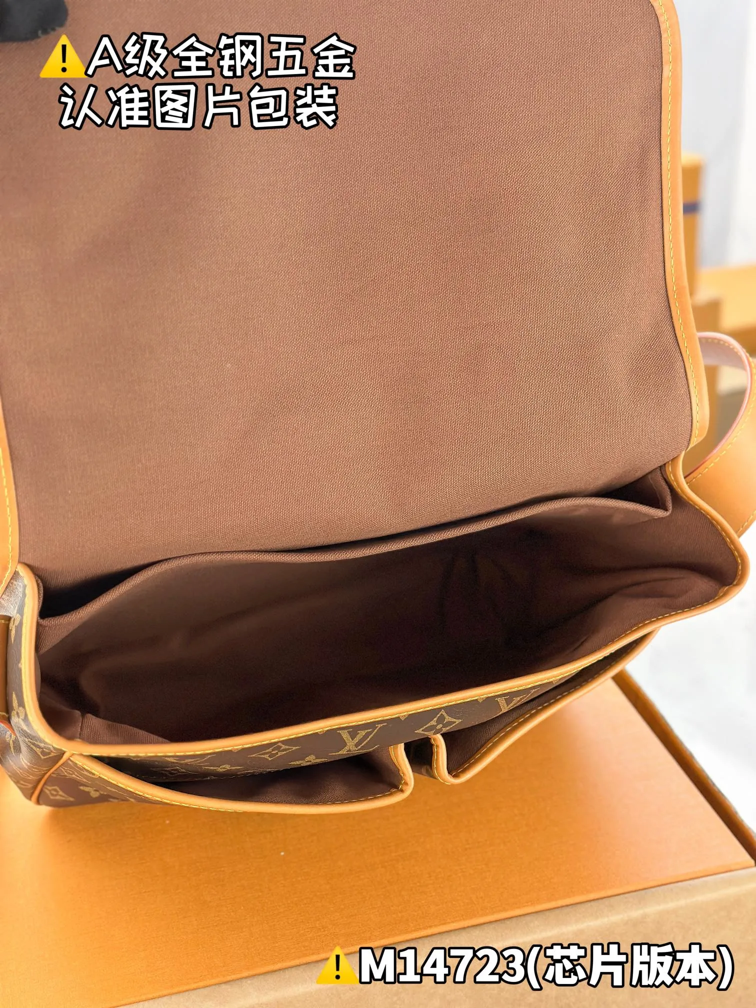 Internal price P1960 [Special grade MB high-elastic fabric] SATCHEL messenger bag Model: M14723 Material: A+ grade all-steel hardware, imported high-elastic fabric Packaging: Full set of special grade duty-free MB packaging Dimensions: 24 x 12 x 35.5 cm (height x width x length)