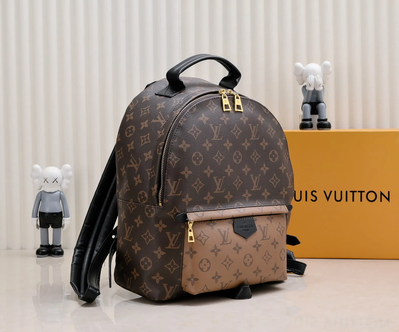 Upgraded original version, (new backpack) Mini 240💰Medium 260💰Large 300💰 Actual pictures Mini M44873, Medium 44871, 41560, 41561, 41562 Presbyopic MONOGRAM BACKPACK Double backpack, this backpack that shines in the 2017 early spring series fashion show has a fashionable style and strong functionality. It is the perfect choice for urban wanderers. It continues the extremely gorgeous appearance and reflects the unique LV characteristics in countless details. Fine decorations such as calfskin trim and engraved zipper pulls complement the loose and soft Monogram canvas. Large size 28*33*16, medium size 22*29*16, mini size 16*21*10