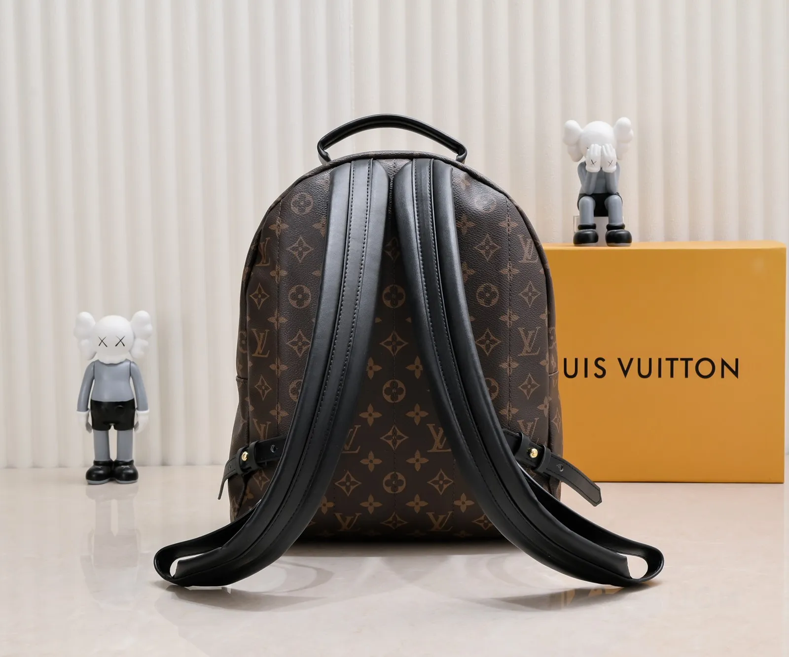 Upgraded original version, (new backpack) Mini 240💰Medium 260💰Large 300💰 Actual pictures Mini M44873, Medium 44871, 41560, 41561, 41562 Presbyopic MONOGRAM BACKPACK Double backpack, this backpack that shines in the 2017 early spring series fashion show has a fashionable style and strong functionality. It is the perfect choice for urban wanderers. It continues the extremely gorgeous appearance and reflects the unique LV characteristics in countless details. Fine decorations such as calfskin trim and engraved zipper pulls complement the loose and soft Monogram canvas. Large size 28*33*16, medium size 22*29*16, mini size 16*21*10
