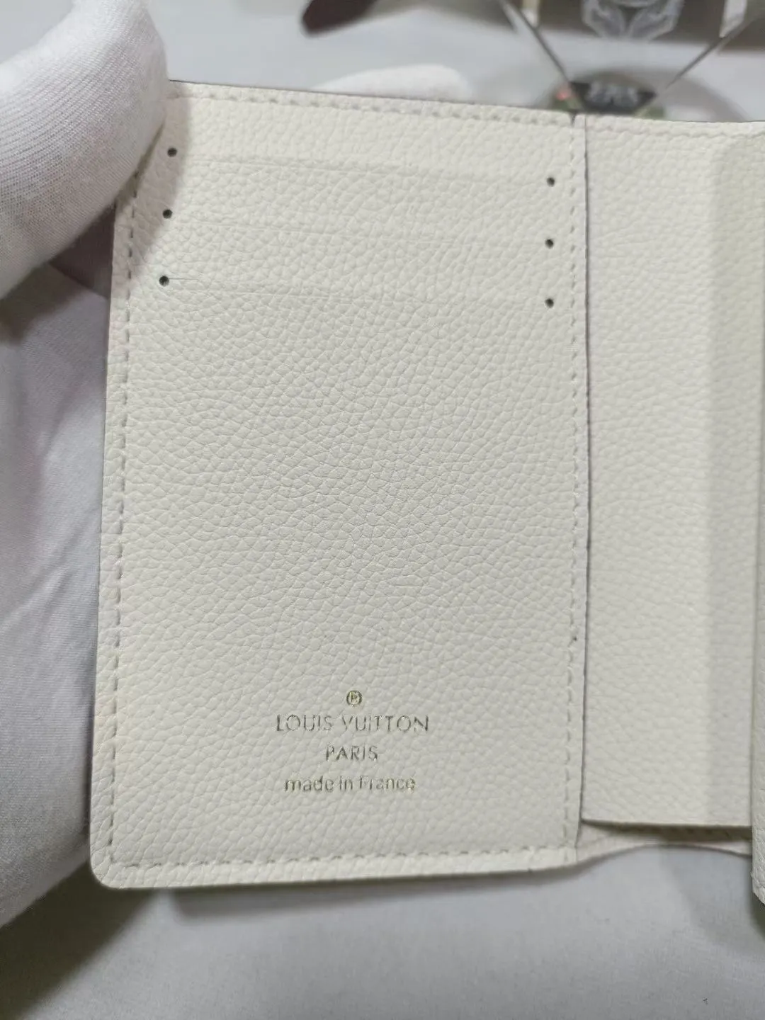 P160💰M80880 M81071 This Métis small wallet is made of soft Monogram Empreinte leather and decorated with the classic Monogram pattern, inspired by the Métis leather goods series. The wallet's flap is secured with a mini S-lock, a nod to traditional Louis Vuitton luggage. Compact yet practical, the wallet features a zippered accordion coin purse, two patch pockets and six credit card slots. Dimensions: 11.5 x 8.5 x 4 cm