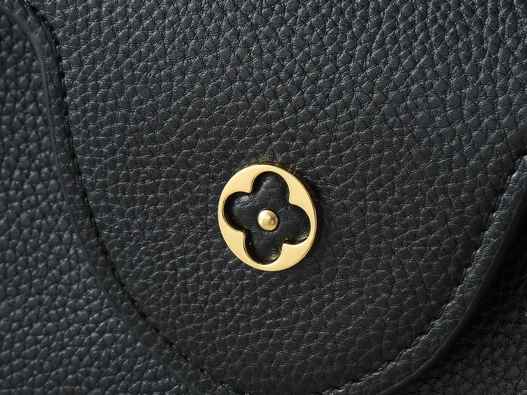 💰460💰Guangzhou goods Upgraded from the original M14381 M14970 M14393 M14972 M14971 This medium Capucines handbag comes from the Harmony series and explores the inspiration of the Monogram flower with a decorative chain. Taurillon cow leather creates an elegant structure, colorful resin outlines the LV letters, and the flip cover provides two styles: external or internal. The neat interior is equipped with multiple pockets, and the detachable and adjustable shoulder strap makes it easy to wear cross-body. Dimensions: 31.5 x 20.0 x 11.0 cm (length x height x width)