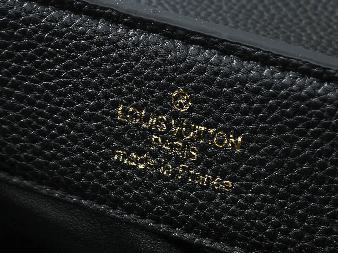 💰460💰Guangzhou goods Upgraded from the original M14381 M14970 M14393 M14972 M14971 This medium Capucines handbag comes from the Harmony series and explores the inspiration of the Monogram flower with a decorative chain. Taurillon cow leather creates an elegant structure, colorful resin outlines the LV letters, and the flip cover provides two styles: external or internal. The neat interior is equipped with multiple pockets, and the detachable and adjustable shoulder strap makes it easy to wear cross-body. Dimensions: 31.5 x 20.0 x 11.0 cm (length x height x width)