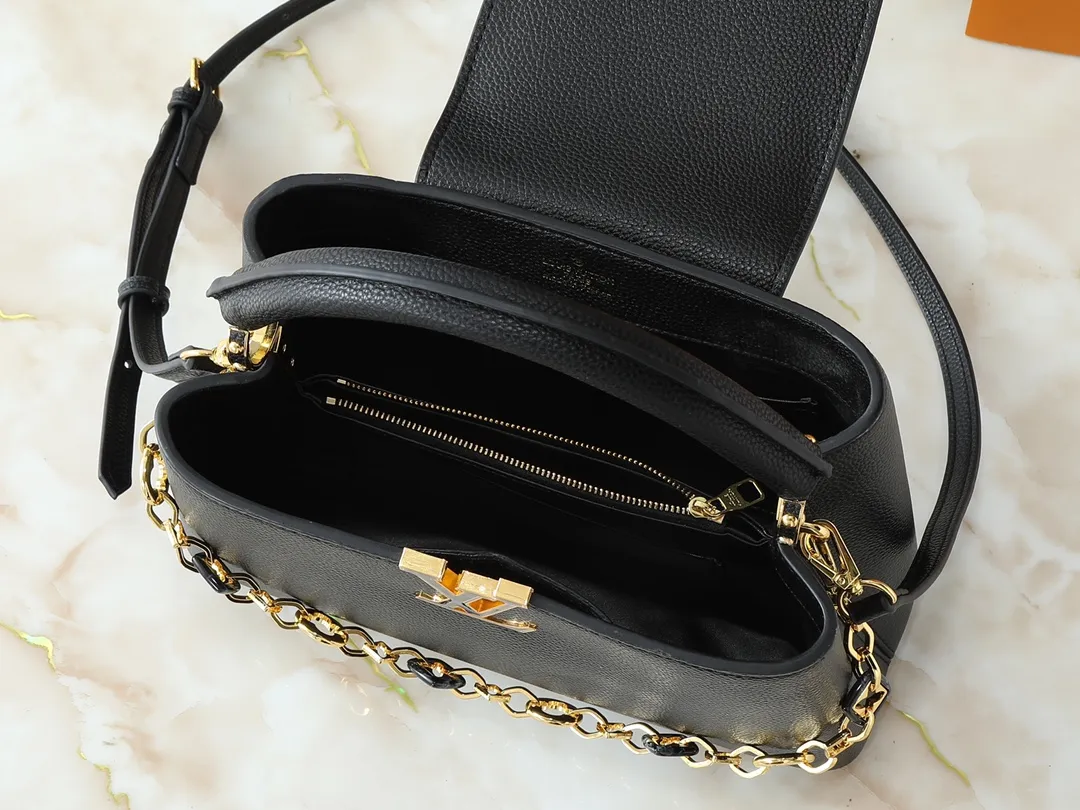💰460💰Guangzhou goods Upgraded from the original M14381 M14970 M14393 M14972 M14971 This medium Capucines handbag comes from the Harmony series and explores the inspiration of the Monogram flower with a decorative chain. Taurillon cow leather creates an elegant structure, colorful resin outlines the LV letters, and the flip cover provides two styles: external or internal. The neat interior is equipped with multiple pockets, and the detachable and adjustable shoulder strap makes it easy to wear cross-body. Dimensions: 31.5 x 20.0 x 11.0 cm (length x height x width)