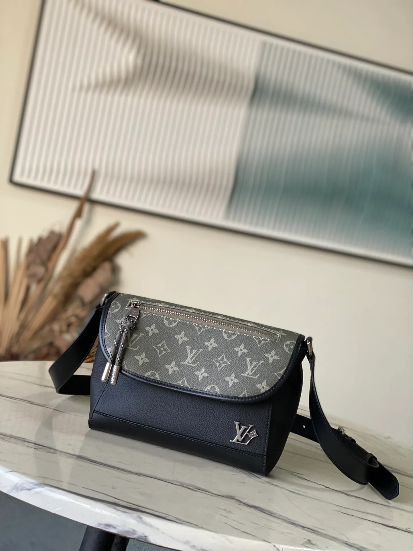 💰1280 (top layer leather) top original order M12625 Pulse messenger bag uses grain leather and Monogram canvas to interpret the modern style. The corded zipper pulls for a sporty feel, allowing you to easily open the outer pocket above the flap, while a zippered pocket is hidden underneath the flap, and the leather shoulder strap can be adjusted in length through the side loops. Dimensions: 26.6 × 17 × 11 cm