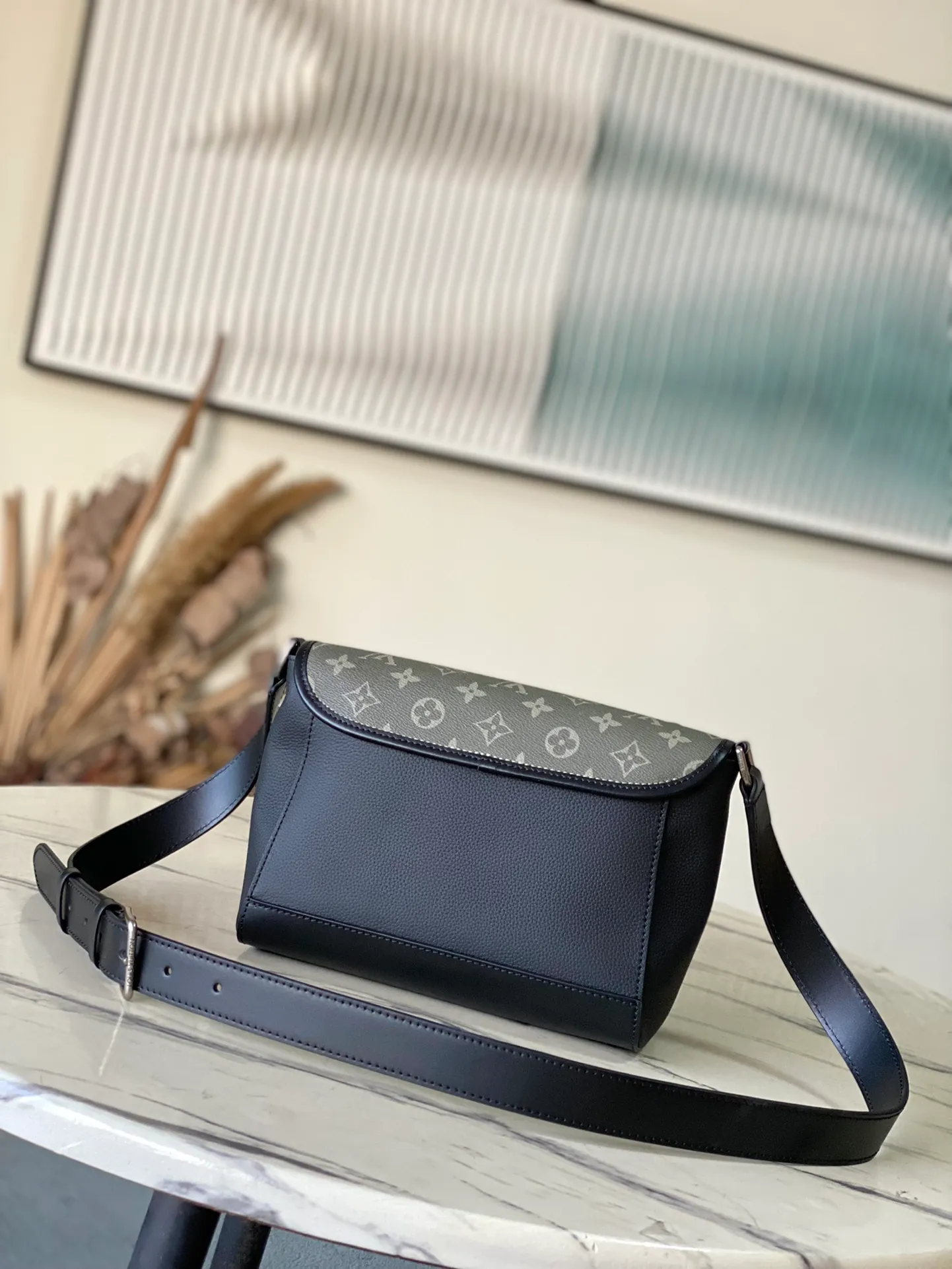 💰1280 (top layer leather) top original order M12625 Pulse messenger bag uses grain leather and Monogram canvas to interpret the modern style. The corded zipper pulls for a sporty feel, allowing you to easily open the outer pocket above the flap, while a zippered pocket is hidden underneath the flap, and the leather shoulder strap can be adjusted in length through the side loops. Dimensions: 26.6 × 17 × 11 cm